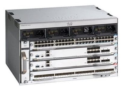 Cisco C9404R nhìn nghiêng từ mặt trước, thấy rõ dãy cổng và đèn trạng thái