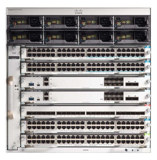 Cisco C9407R nhìn nghiêng từ mặt trước, thấy rõ dãy cổng và đèn trạng thái