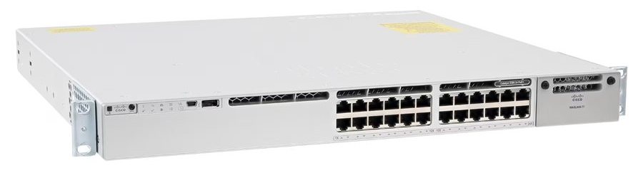 Cisco Catalyst C9300-24P-A nhìn nghiêng từ mặt trước, thấy rõ dãy cổng và đèn trạng thái