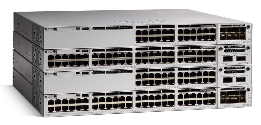 Cisco Catalyst C9300-24T-A nhìn nghiêng từ mặt trước, thấy rõ dãy cổng và đèn trạng thái