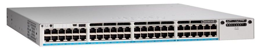 Cisco Catalyst C9300-48UXM-A nhìn nghiêng từ mặt trước, thấy rõ dãy cổng và đèn trạng thái