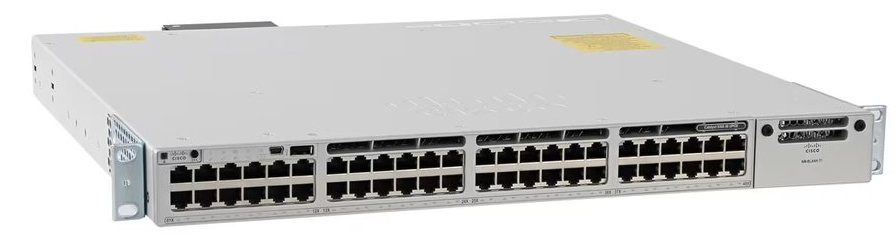 Cisco Catalyst C9300-48UXM-E nhìn nghiêng từ mặt trước, thấy rõ dãy cổng và đèn trạng thái
