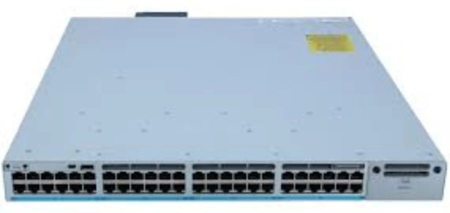 Cisco Catalyst C9300L-48P-4G-A nhìn nghiêng từ mặt trước, thấy rõ dãy cổng và đèn trạng thái