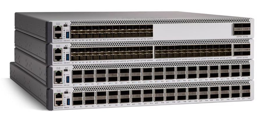 Cisco Catalyst C9500-24Y4C-A nhìn nghiêng từ mặt trước, thấy rõ dãy cổng và đèn trạng thái