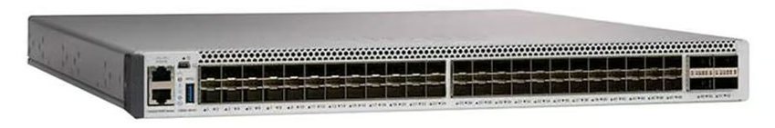 Cisco Catalyst C9500-48Y4C-A nhìn nghiêng từ mặt trước, thấy rõ dãy cổng và đèn trạng thái