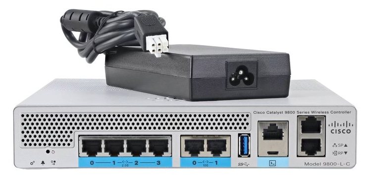 Cisco Catalyst C9800-L-F nhìn nghiêng từ mặt trước, thấy rõ dãy cổng và đèn trạng thái